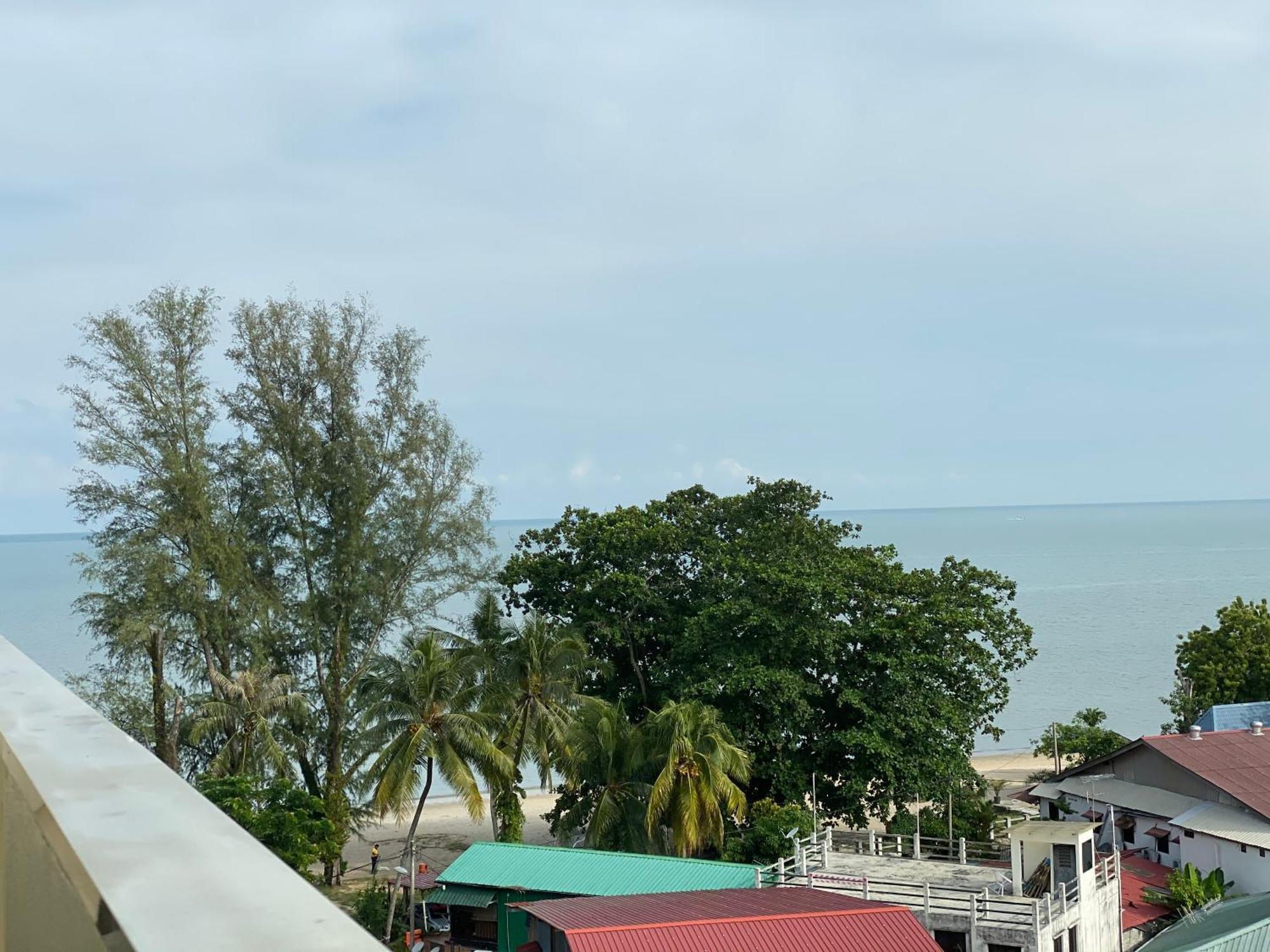 By The Sea @ Cozy Beachfront Home Batu Feringgi Exteriör bild
