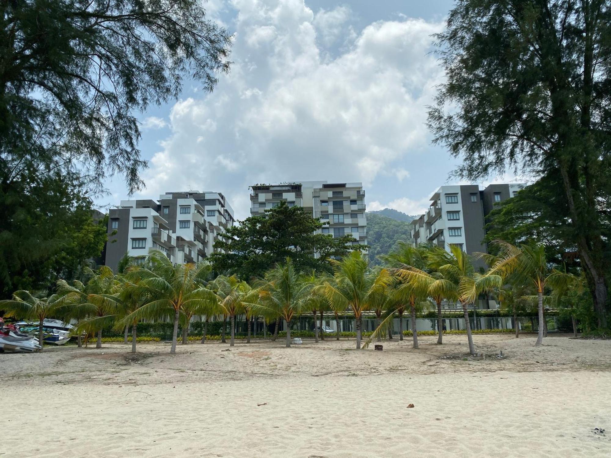 By The Sea @ Cozy Beachfront Home Batu Feringgi Exteriör bild